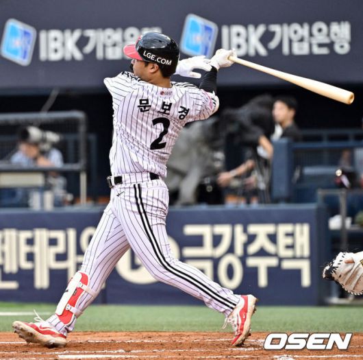 [OSEN=잠실, 조은정 기자]10일 서울 송파구 잠실야구장에서 ‘2024 신한 SOL Bank KBO리그’ LG트윈스와 KIA타이거즈의 경기가 열렸다.홈팀 LG는 엔스를, 방문팀 KIA는 양현종을 선발로 내세웠다.2회말 LG 선두타자 문보경이 우월 선제 솔로 홈런을 날리고 있다. 2024.07.10 /cej@osen.co.kr