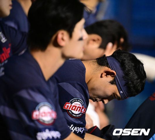 [OSEN=잠실, 지형준 기자] 4일 오후 서울 잠실야구장에서2024 신한 SOL Bank KBO리그 두산 베어스와 롯데 자이언츠의 경기가 열렸다.이날 두산이 6-3 승리를 거두며 2연승으로 전반기를 마무리했다.9회초 롯데 황성빈이 아쉬운 표정으로 경기를 지켜보고 있다. 2024.07.04 / jpnews@osen.co.kr