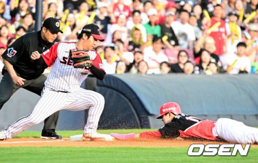 [OSEN=잠실, 지형준 기자] 18일 오후 서울잠실야구장에서2024 신한 SOL Bank KBO리그 LG 트윈스와 KIA 타이거즈의 경기가 열렸다.이날 LG는 엔스, KIA는 네일을 선발로 내세웠다.1회초 1사 2루에서 KIA 최원준이 3루 도루에 성공하고 있다. LG 3루수는 문보경. 2024.08.18 / jpnews@osen.co.kr