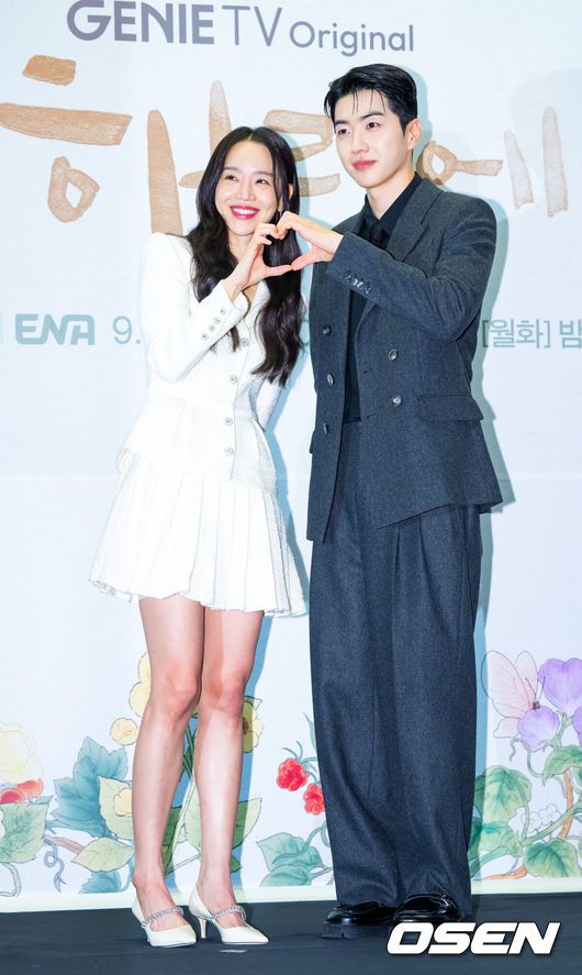 [OSEN=민경훈 기자] 23일 오후 서울 마포구 상암동 스탠포드호텔 그랜드볼룸에서 지니TV 오리지널 '나의 해리에게'(극본 한가람, 연출 정지현·허석원) 제작발표회가 열렸다.‘나의해리에게’는새로운 인격이 발현된 아나운서‘은호’와 구 남자친구‘현오’의 마음속 감춰뒀던 상처를 치유하는 행복 재생 로맨스.특히 전매특허 장르인 로맨스로 돌아온 정지현 감독과 탄탄한 연기력을 지닌 매력적인 배우 신혜선,이진욱,강훈,조혜주가 만나 하반기 새로운 로맨스 열풍을 만들어갈지 기대를 모은다.배우 신혜선과 강훈이 무대 위에서 포토타임을 갖고 있다. 2024.09.23 / rumi@osen.co.kr