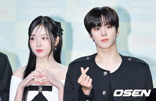 [OSEN=박준형 기자] 29일 서울 강남구 일지아트홀에서 웹드라마 ‘0교시는 인싸타임’(감독 배하늘) 제작발표회가 진행됐다.드라마는 익명 커뮤니티 앱 ‘인싸타임’의 관리자가 되어 전교생의 모든 비밀을 알게 된 ‘아싸’(아웃사이더)가 지독하게도 얽히고 싶었던 ‘핵인싸’ 무리에 들어가며 펼쳐지는 하이틴 시크릿 로맨스로 최근 열애를 인정한 김우석과 강나언이 출연한다.배우 김우석과 강나언이 포즈를 취하고 있다. 2024.10.29 / soul1014@osen.co.kr