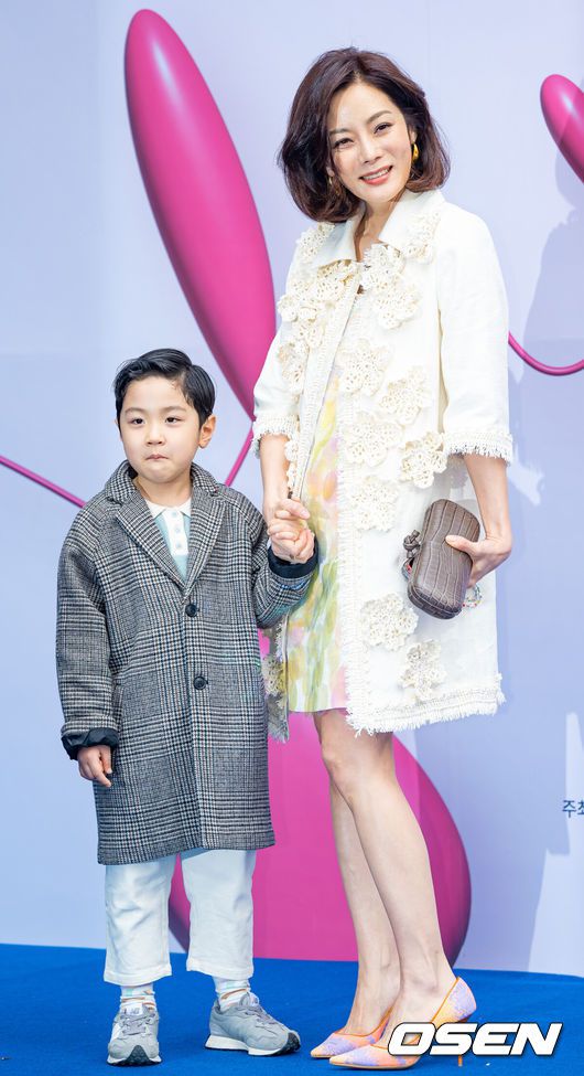 [OSEN=민경훈 기자]16일 서울 중구 동대문디자인플라자(DDP)에서 2023F/W서울패션위크 ‘미즈지 컬렉션(MISS GEE COLLECTION)’ 포토콜 행사가 열렸다.배우 배우 채림이 아들과 함께 포즈를 취하고 있다. 2023.03.16 /rumi@osen.co.kr