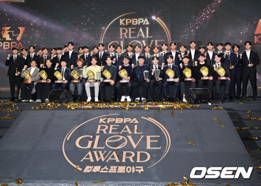 [OSEN=민경훈 기자] 1일 오전 서울 그랜드 하얏트 호텔에서 KBO리그 포지션별 최고의 수비수를 선정하는 '2024 컴투스프로야구 리얼글러브 어워드’가 열렸다.선수협에 따르면 리얼글러브 어워드는 미국 메이저리그(MLB)의 골드글러브 어워드처럼 수비만을 평가 기준으로 두고 수상자를 선정한다.시상식을 마치고 단체 포토타임을 갖고 있다. 2024.12.01 /