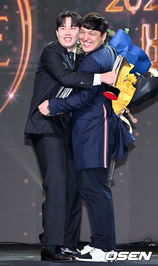 [OSEN=민경훈 기자] 1일 오전 서울 그랜드 하얏트 호텔에서 KBO리그 포지션별 최고의 수비수를 선정하는 '2024 컴투스프로야구 리얼글러브 어워드’가 열렸다.선수협에 따르면 리얼글러브 어워드는 미국 메이저리그(MLB)의 골드글러브 어워드처럼 수비만을 평가 기준으로 두고 수상자를 선정한다.베스트 배터리 부문을 수상한 LG 임찬규 박동원이 포토타임을 갖고 있다. 2024.12.01 / rumi@osen.co.kr