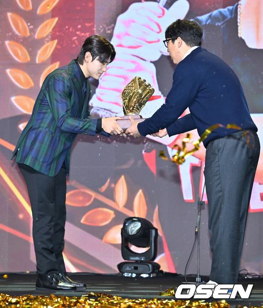 [OSEN=민경훈 기자] 1일 오전 서울 그랜드 하얏트 호텔에서 KBO리그 포지션별 최고의 수비수를 선정하는 '2024 컴투스프로야구 리얼글러브 어워드’가 열렸다.선수협에 따르면 리얼글러브 어워드는 미국 메이저리그(MLB)의 골드글러브 어워드처럼 수비만을 평가 기준으로 두고 수상자를 선정한다.KIA 김도영이 올해의 선수상을 수상하고 있다. 2024.12.01 / rumi@osen.co.kr