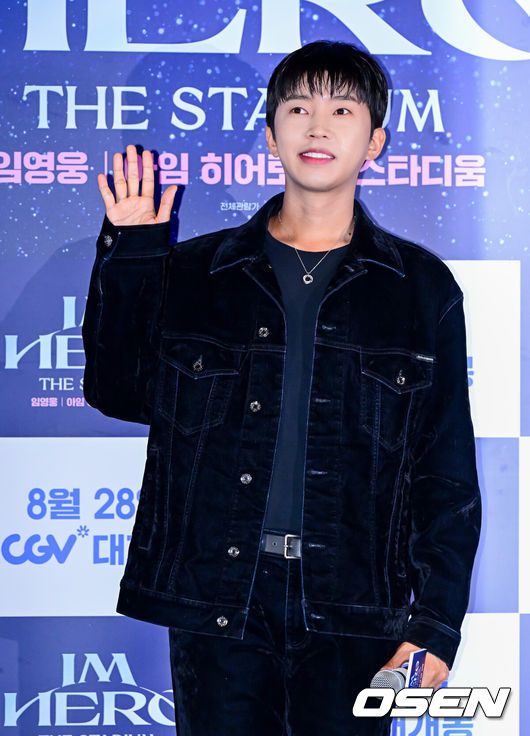 [OSEN=지형준 기자] 22일 오후 서울 CGV 용산 아이파크몰에서 영화 '임영웅 아임 히어로 더 스타디움' 언론시사회 및 무대인사가 열렸다.‘임영웅│아임히어로더스타디움’은지난5월약10만명의영웅시대와서울월드컵경기장을하늘빛으로가득채운임영웅의첫스타디움입성기를다룬영화로,공연실황과함께비하인드가그려진다.임영웅이 포토타임을 하고 있다. 2024.08.22 / jpnews@osen.co.kr