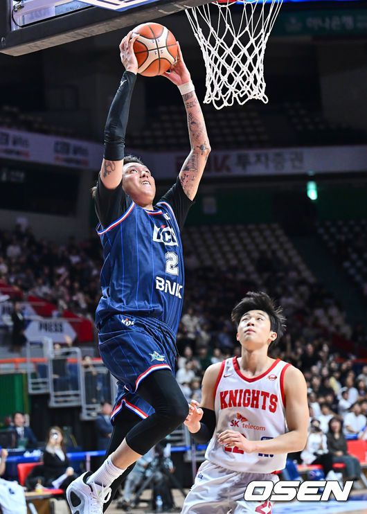 [OSEN=부산, 이석우 기자] 10일 부산 사직체육관에서 2024-2025 KCC 프로농구 부산 KCC와 서울 SK의 경기가 열렸다.  9연승을 내달리며 단독 1위에서 내려올 줄 모르는 SK와 정규리그와 EASL(동아시아 슈퍼리그)을 병행하며 12일 동안 6경기를 치르는 강행군을 펼친 KCC의 대결이다.부산 KCC 최준용이 4쿼터 막판 덩크슛을 성공시키고 있다. 2024.12.10 / foto0307@osen.co.kr