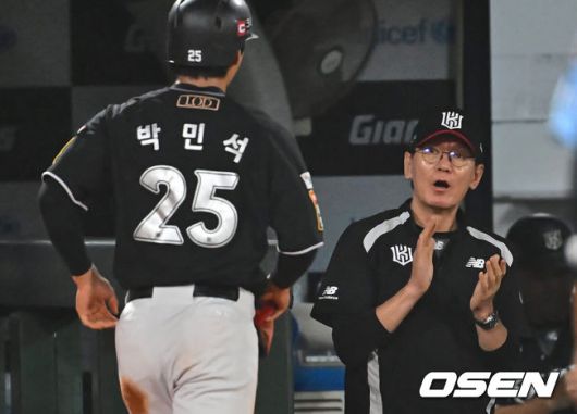 [OSEN=부산, 이석우 기자] 12일 부산 사직야구장에서 2024 신한 SOL 뱅크 KBO 리그 롯데 자이언츠와 KT 위즈의 경기가 열렸다. 홈팀 롯데는 박세웅이 선발 출전하고 KT 위즈는 고영표가 선발 출전했다.KT 위즈 이강철 감독이 9회초 1사 1,2루 로하스의 중견수 희생 플라이 때 역전 득점을 올린 박민석을 보며 박수를 치고 있다. 2024.07.12 /