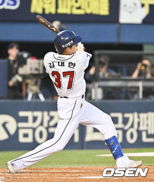 [OSEN=잠실, 박준형 기자] 9일 오후 서울 잠실구장에서 ‘2024 신한 SOL BANK KBO리그’ 두산 베어스와 한화 이글스의 경기가 진행됐다.이날 두산은 김동주를, 한화는 산체스를 선발투수로 내세웠다.2회말 2사 1루 두산 김대한이 2루타를 날리고 있다. 2024.04.09 / soul1014@osen.co.kr