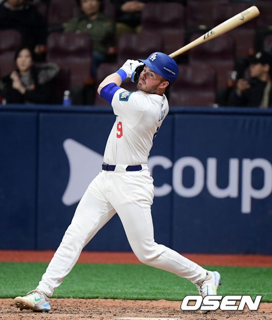 [OSEN=고척, 이대선 기자] 17일 서울 고척스카이돔에서 ‘메이저리그 월드투어 서울 시리즈 2024’ LA 다저스와 키움 히어로즈의 연습경기가 진행됐다.6회초 2사 1루 LA 럭스가 2루타를 치고 있다. 2024. 03.17 / sunday@osen.co.kr