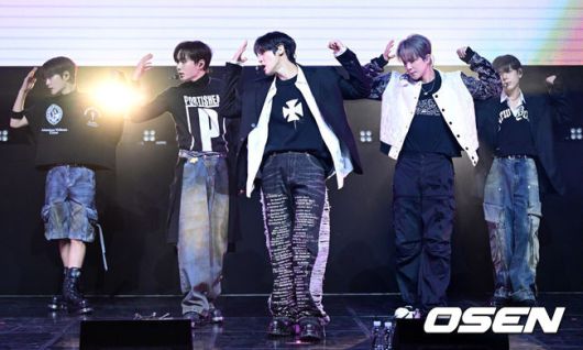 [OSEN=최규한 기자] 그룹 위아이(WEi)가 15일 오후 서울 창천동 예스24 원더로크홀에서 미니 7집 'The Feelings(더 필링스)' 발매 쇼케이스를 가졌다.타이틀곡 'NOT ENOUGH(낫 이너프)'는 슈게이징(Shoegazing) 사운드가 가미된 이모 힙합(EMO HIPHOP) 장르다. 끝이 어딘지 모르는 기다림 속에서 너를 향한 갈망과 두려움으로 혼란스러운 마음을 몽환적이면서도 아련한 선율로 풀어냈다.위아이 멤버들이 타이틀곡 'NOT ENOUGH(낫 이너프)' 무대를 펼치고 있다. 2025.01.15 / dreamer@osen.co.kr