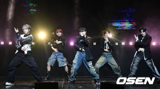 [OSEN=최규한 기자] 그룹 위아이(WEi)가 15일 오후 서울 창천동 예스24 원더로크홀에서 미니 7집 'The Feelings(더 필링스)' 발매 쇼케이스를 가졌다.타이틀곡 'NOT ENOUGH(낫 이너프)'는 슈게이징(Shoegazing) 사운드가 가미된 이모 힙합(EMO HIPHOP) 장르다. 끝이 어딘지 모르는 기다림 속에서 너를 향한 갈망과 두려움으로 혼란스러운 마음을 몽환적이면서도 아련한 선율로 풀어냈다.위아이가 타이틀곡 'NOT ENOUGH(낫 이너프)' 무대를 펼치고 있다. 2025.01.15 / dreamer@osen.co.kr