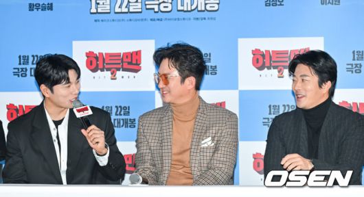[OSEN=박준형 기자] 15일 오후 서울 용산아이파크몰 내 용산 CGV에서 영화 '히트맨2'(감독 최원섭) 언론시사회가 진행됐다.‘히트맨2’는 대히트 흥행 작가에서 순식간에 ‘뇌절작가’로 전락한 ‘준’(권상우 분)이 야심 차게 선보인 신작 웹툰을 모방한 테러가 발생하고, 하루아침에 범인으로 몰리면서 벌어지는 코믹 액션 영화다.오는 22일 개봉.배우 이이경이 권상우, 정준호에게 이야기를 나누고 있다. 2025.01.15 / soul1014@osen.co.kr