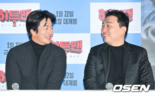 [OSEN=박준형 기자] 15일 오후 서울 용산아이파크몰 내 용산 CGV에서 영화 '히트맨2'(감독 최원섭) 언론시사회가 진행됐다.‘히트맨2’는 대히트 흥행 작가에서 순식간에 ‘뇌절작가’로 전락한 ‘준’(권상우 분)이 야심 차게 선보인 신작 웹툰을 모방한 테러가 발생하고, 하루아침에 범인으로 몰리면서 벌어지는 코믹 액션 영화다.오는 22일 개봉.배우 권상우와 최원섭 감독이 이야기를 나누고 있다.  2025.01.15 / soul1014@osen.co.kr