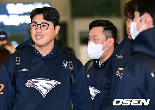 [OSEN=인천공항, 최규한 기자] 프로야구 한화 이글스가 22일 오전 호주 멜버른에서 열리는 스프링캠프를 위해 인천공항을 통해 출국했다.22일 1차 스프링캠프가 차려진 호주 멜버른으로 떠나는 한화는 김경문 감독을 비롯한 코칭스태프 9명, 트레이닝코치 6명, 선수 45명 등 총 61명 대규모로 꾸려졌다. 1차 캠프는 오는 25일 본격 시작해내달 19일까지 호주 멜버른 볼파크에서 진행된다.한화 채은성, 안치홍, 류현진을 비롯한 선수들이 출국을 준비하며 대화를 나누고 있다. 2025.01.22 / dreamer@osen.co.kr