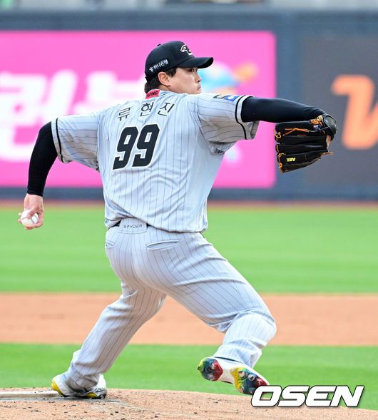 [OSEN=수원, 지형준 기자] 6일 오후 수원 KT위즈파크에서 ‘2024 신한 SOL BANK KBO리그’ KT 위즈와 한화 이글스의 경기가 열렸다.이날 KT는 엄상백, 한화는 류현진이 선발로 나섰다.1회말 한화 류현진이 역투하고 있다. 2024.06.06 / jpnews@osen.co.kr