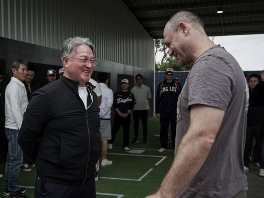 한화 김경문 감독과 멜버른 저스틴 후버 단장이 웃으며 대화하고 있다. /한화 이글스 제공