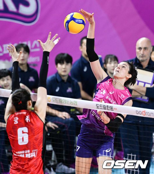 [OSEN=인천, 박준형 기자] 9일 오후 인천 삼삼월드체육관에서 ‘도드람 2024-2025 V-리그’여자부 흥국생명과 페퍼저축은행의 경기가 진행됐다.흥국생명은 최근 6연승을 달리며 정규리그 1위 기대를 부풀리고 있다. 반면 페퍼는 이번 승리로 시즌 9승을 거두면서 시즌 전 목표로 했던 시즌 두 자릿수 승리에 1승을 남겼고 순위도 5위로 올랐다.2세트 흥국생명 투트쿠가 강타를 날리고 있다. 2025.02.09 / soul1014@osen.co.kr