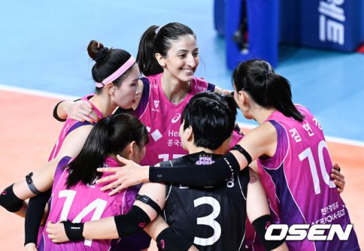 [OSEN=인천, 박준형 기자] 9일 오후 인천 삼삼월드체육관에서 ‘도드람 2024-2025 V-리그’여자부 흥국생명과 페퍼저축은행의 경기가 진행됐다.흥국생명은 최근 6연승을 달리며 정규리그 1위 기대를 부풀리고 있다. 반면 페퍼는 이번 승리로 시즌 9승을 거두면서 시즌 전 목표로 했던 시즌 두 자릿수 승리에 1승을 남겼고 순위도 5위로 올랐다.2세트 흥국생명 투트쿠가 동료들의 득점에 미소 짓고 있다. 2025.02.09 / soul1014@osen.co.kr