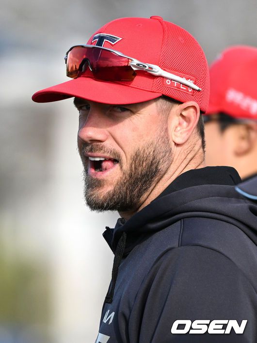 [OSEN=어바인(미국), 이대선 기자] 11일(한국시간) 미국 캘리포니아주 어바인 그레이트파크 베이스볼 컴플렉스에서 KIA 타이거즈의 1차 스프링캠프가 진행됐다.KIA 선수단은 오는 18일 미국에서 출발해 19일 인천으로 입국한 뒤 20일에 일본 오키나와로 건너가 21일부터 3월 4일까지 킨 구장에서 본격적인 실전을 치른다.KIA 패트릭 위즈덤이 스트레칭을 하며 나성범과 이야기를 나누고 있다. 2025.02.11 / sunday@osen.co.kr