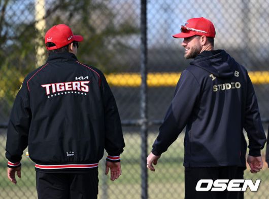 [OSEN=어바인(미국), 이대선 기자] 11일(한국시간) 미국 캘리포니아주 어바인 그레이트파크 베이스볼 컴플렉스에서 KIA 타이거즈의 1차 스프링캠프가 진행됐다.KIA 선수단은 오는 18일 미국에서 출발해 19일 인천으로 입국한 뒤 20일에 일본 오키나와로 건너가 21일부터 3월 4일까지 킨 구장에서 본격적인 실전을 치른다.KIA 패트릭 위즈덤이 스트레칭을 하며 나성범과 이야기를 나누고 있다. 2025.02.11 / sunday@osen.co.kr