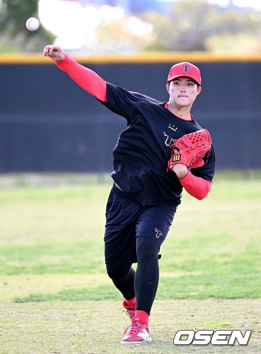 [OSEN=어바인(미국), 이대선 기자] 11일(한국시간) 미국 캘리포니아주 어바인 그레이트파크 베이스볼 컴플렉스에서 KIA 타이거즈의 1차 스프링캠프가 진행됐다.KIA 선수단은 오는 18일 미국에서 출발해 19일 인천으로 입국한 뒤 20일에 일본 오키나와로 건너가 21일부터 3월 4일까지 킨 구장에서 본격적인 실전을 치른다.KIA 김태형이 캐치볼을 하고 있다. 2025.02.11 / sunday@osen.co.kr