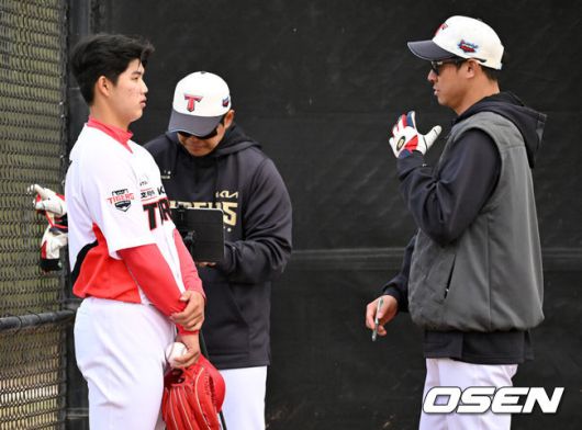 [OSEN=어바인(미국), 이대선 기자] 12일(한국시간) 미국 캘리포니아주 어바인 그레이트파크 베이스볼 컴플렉스에서 KIA 타이거즈의 1차 스프링캠프가 진행됐다.KIA 선수단은 오는 18일 미국에서 출발해 19일 인천으로 입국한 뒤 20일에 일본 오키나와로 건너가 21일부터 3월 4일까지 킨 구장에서 본격적인 실전을 치른다.불펜 피칭을 마친 KIA 김태형이 이동걸 코치의 조언을 듣고 있다. 2025.02.12 / sunday@osen.co.kr