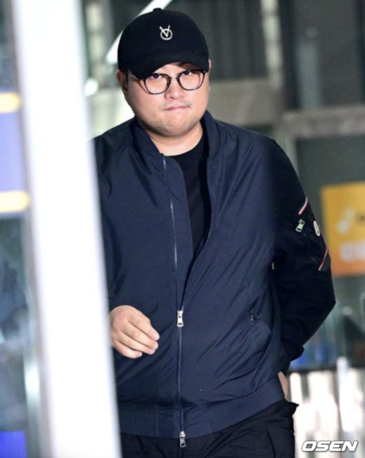 [OSEN=민경훈 기자] '음주 뺑소니' 혐의로 구속영장이 청구된 가수 김호중이24일 서울중앙지법에서 구속 전 피의자 심문(영장실질심사)을 가졌다.검찰은 전날 경찰의 신청에 따라 김호중에 대해 특정범죄가중처벌법상 위험운전치상, 도주치상 등 혐의로 구속영장을 청구했다. 그의 소속사 대표와 전 본부장에 대해서도 구속영장이 청구됐다.가수 김호중이 구속영장실질심사를 마친 뒤 법원을 나서며 고개를 숙이고 있다. 2024.05.24 /rumi@osen.co.kr