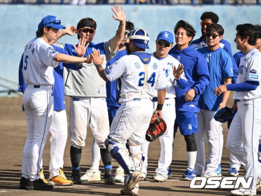 [OSEN=오키나와(일본), 조은정 기자]삼성 라이온즈가 화끈한 타격으로 챔피언을 제압했다.삼성은 2일 오키나와 아카마구장에서 열린 KIA 타이거즈와의연습경기에서 8-4로 역전승을 거두었다. 작년 홈런 1위의 팀답게 장타력을 앞세워 KIA 마운드를 무너뜨렸다. 오키나와 캠프 3승3패를 기록했다. 디펜딩 챔프 KIA는 4전 전패를 기록했다. 3일 KT 위즈와 마지막 경기를 갖는다.경기 종료 후 삼성 구자욱, 김도환이 하이파이브를 하고 있다. 2025.03.02 /cej@osen.co.kr