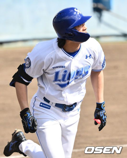 [OSEN=오키나와(일본), 조은정 기자]2일(한국시간) 일본 오키나와 온나손 아카마 구장에서 삼성 라이온즈와 KIA 타이거즈의 연습경기가 열렸다.삼성 선발은 후라도, KIA는 올러를 선발 투수로 내세웠다.5회말 1사 만루 삼성 구자욱이 역전 만루 홈런을 날린 뒤 베이스를 돌고 있다. 2025.03.02 /cej@osen.co.kr