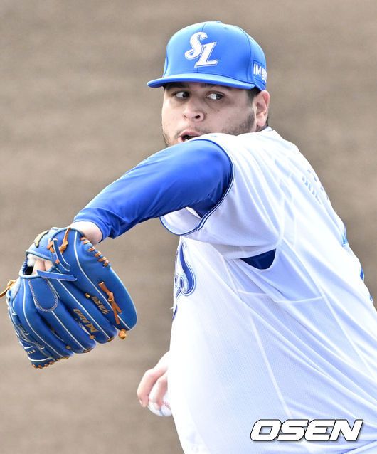 [OSEN=오키나와(일본), 조은정 기자]2일(한국시간) 일본 오키나와 온나손 아카마 구장에서 삼성 라이온즈와 KIA 타이거즈의 연습경기가 열렸다.삼성 선발은 후라도, KIA는 올러를 선발 투수로 내세웠다.1회초 삼성 선발 후라도가 역투를 하고 있다. 2025.03.02 /cej@osen.co.kr