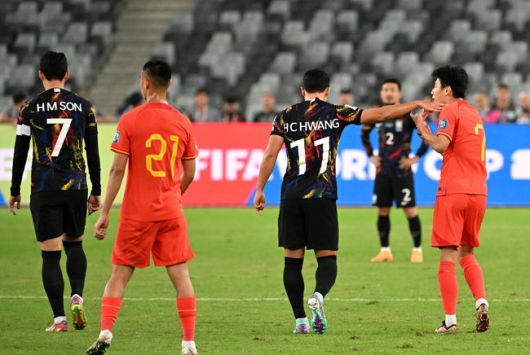 [OSEN=선전(중국), 이대선 기자] 한국이 손흥민(31, 토트넘)의 멀티 골로중국을 완벽하게 제압했다.위르겐 클린스만 감독이 이끄는 대한민국 축구 국가대표팀은 21일 오후 9시중국 선전의선전 유니버시아드 스포츠센터에서 열린2026 국제축구연맹(FIFA) 아시아지역 2차예선 조별리그 C조 2차전에서 중국과 맞대결을 펼쳐 3-0으로 완승했다. 이로써 한국은 승점 6점(2승)으로 C조 1위를 지켰다. 승점 추가에 실패한 중국은 3점(1승 1패)으로 3위에 자리했다.전반 중국 우레이가 페널티킥을 성공시킨 대한민국 손흥민에게 하자 황희찬이 막고 있다. 2023.11.21 /sunday@osen.co.kr