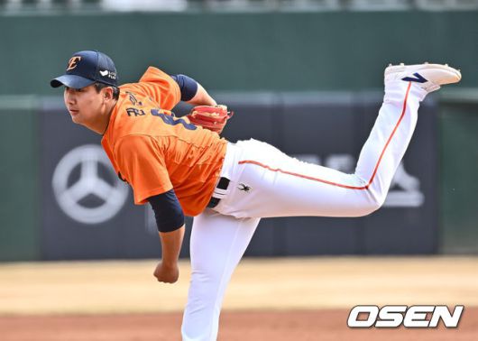 [OSEN=부산, 이석우 기자] 13일 부산 사직야구장에서 2025 신한 SOL 뱅크 KBO 리그 롯데 자이언츠와 한화 이글스의 시범경기가 열렸다. 홈팀 롯데는 데이비슨이 선발로 출전하고, 방문팀 한화는 류현진이 선발로 출전했다.한화 이글스 권민규가 역투하고 있다. 2025.03.13 / foto0307@osen.co.kr