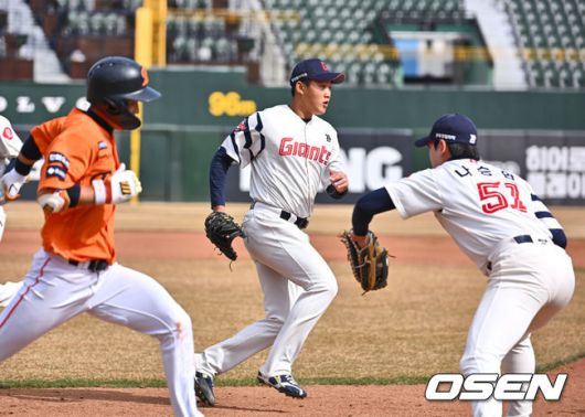 [OSEN=부산, 이석우 기자] 13일 부산 사직야구장에서 2025 신한 SOL 뱅크 KBO 리그 롯데 자이언츠와 한화 이글스의 시범경기가 열렸다. 홈팀 롯데는 데이비슨이 선발로 출전하고, 방문팀 한화는 류현진이 선발로 출전했다.롯데 자이언츠 김태현이 6회초 2사 3루 한화 이글스 황영묵의 투수 앞 땅볼을 잡아 1루에 던져 아웃시키고 있다. 2025.03.13 / foto0307@osen.co.kr