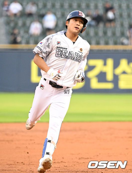 [OSEN=잠실, 이대선 기자] 19일 오후 서울 잠실야구장에서 ‘2024 신한 SOL Bank KBO리그’ 두산 베어스와 NC 다이노스의 경기가 열렸다.두산은 최원준, NC는 카스티노를 선발로 내세웠다.3회말 무사에서 두산 김대한이 좌월 솔로 홈런을 치고 그라운드를 돌고 있다. 2024.06.19 /sunday@osen.co.kr