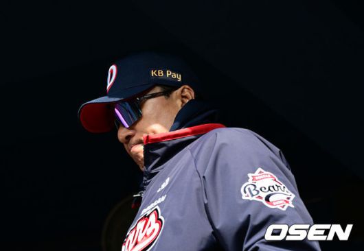 [OSEN=잠실, 지형준 기자] 13일 오후 서울 잠실야구장에서 2025 신한 SOL뱅크 KBO 리그 시범경기 두산 베어스와 KIA 타이거즈의 경기가 열렸다.KBO리그 10개 구단은 오는 18일까지 시범경기 10경기를 소화한다. 2025시즌 개막전은 오는 22일 개최된다.두산 이승엽 감독이 훈련을 지켜보고 있다. 2025.03.13 /