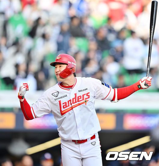 [OSEN=인천, 민경훈 기자] 22일 인천 SSG랜더스필드에서 ‘2025 신한 SOL BANK KBO리그’ SSG 랜더스와 두산 베어스의 개막경기가 열렸다.이날 홈팀 SSG은 앤더슨을, 어웨이팀 두산은 콜어빈을 선발투수로 내세웠다.8회말 1사 주자 1루 SSG 오태곤이 좌월 재역전 투런 홈런을 때리고 있다. 2025.03.22 / rumi@osen.co.kr