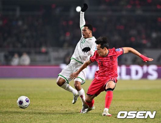 [OSEN=고양, 조은정 기자]대한민국 대표팀이 홈에서 오만에 1-1로 비겼다.홍명보(56)감독이 이끄는 한국 축구 대표팀은 20일 오후 8시 고양종합운동장에서 열린 2026 국제축구연맹(FIFA) 북중미 월드컵 아시아지역 3차 예선 B조 7차전 오만과 맞대결을 치러 1-1로 비겼다.후반 한국 이태석이 슛을 시도하고 있다. 2025.03.20 /cej@osen.co.kr