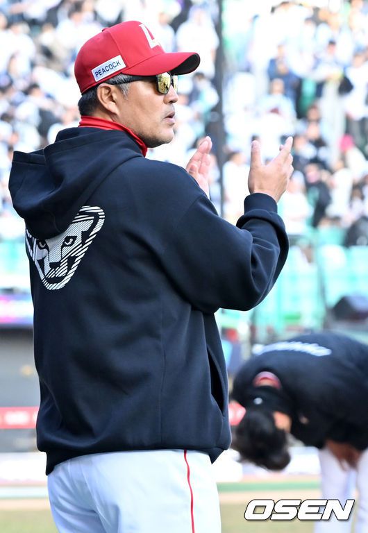 [OSEN=인천, 민경훈 기자] 22일 인천 SSG랜더스필드에서 ‘2025 신한 SOL BANK KBO리그’ SSG 랜더스와 두산 베어스의 개막경기가 열렸다.이 경기에서 SSG은 두산에6-5로 역전승을 거뒀다.경기를 마치고 SSG 이숭용 감독이 박수를 보내고 있다. 2025.03.22 / rumi@osen.co.kr