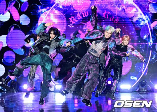 [OSEN=지형준 기자] 그룹 뉴비트(NEWBEAT, 박민석·홍민성·전여여정·최서현·김태양·조윤후·김리우)  정규 1집 'RAW AND RAD' 데뷔 쇼케이스가 24일 오후 서울 신사동 일지아트홀에서 열렸다.타이틀곡 'Flip the Coin'은 90년대 정통 올드 스쿨 장르로 다양한 샘플링 사운드와 그루비하면서 파워풀한 드럼, 중독성 강한 훅이 돋보이는 곡이다. 세상의 양면성, 즉 선과 악이 동전의 양면처럼 공존한다는 이야기를 소년들의 시점에서 풀어낸다.뉴비트 무대를 선보이고 있다. 2025.03.24 / jpnews@osen.co.kr
