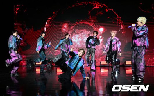 [OSEN=지형준 기자] 그룹 뉴비트(NEWBEAT, 박민석·홍민성·전여여정·최서현·김태양·조윤후·김리우)  정규 1집 'RAW AND RAD' 데뷔 쇼케이스가 24일 오후 서울 신사동 일지아트홀에서 열렸다.타이틀곡 'Flip the Coin'은 90년대 정통 올드 스쿨 장르로 다양한 샘플링 사운드와 그루비하면서 파워풀한 드럼, 중독성 강한 훅이 돋보이는 곡이다. 세상의 양면성, 즉 선과 악이 동전의 양면처럼 공존한다는 이야기를 소년들의 시점에서 풀어낸다.뉴비트 무대를 선보이고 있다. 2025.03.24 / jpnews@osen.co.kr