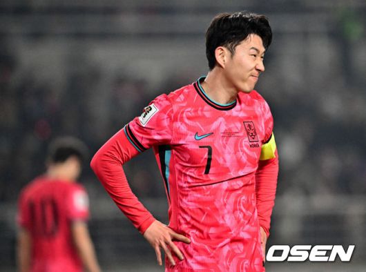 [OSEN=고양, 조은정 기자]20일 오후 경기도 고양종합운동장에서 2026 국제축구연맹(FIFA) 북중미 월드컵 아시아지역 3차 예선 B조 7차전 한국과 오만의 경기가 열렸다.승점 14점(4승 2무)으로 B조 1위를 유지하고 있는 한국이 오만전과 25일 예정된 요르단전에서 모두 승리해 승점 6점을 얻어낸다면,6월예정된이라크, 쿠웨이트와 경기 결과와 상관없이 11회 연속 월드컵 본선 진출을 확정 짓는다. 후반 한국 손흥민이 슛 찬스를 놓친 뒤 아쉬워하고 있다. 2025.03.20 /cej@osen.co.kr