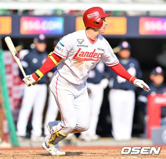 [OSEN=인천, 민경훈 기자] 22일 인천 SSG랜더스필드에서 ‘2025 신한 SOL BANK KBO리그’ SSG 랜더스와 두산 베어스의 개막경기가 열렸다.이날 홈팀 SSG은 앤더슨을, 어웨이팀 두산은 콜어빈을 선발투수로 내세웠다.5회말 1사 주자 2,3루 SSG 박성한이 유격수 앞 땅볼로 동점 1타점을 올리고 있다. 2025.03.22 / rumi@osen.co.kr