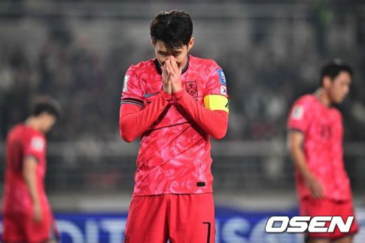 [OSEN=고양, 조은정 기자]20일 오후 경기도 고양종합운동장에서 2026 국제축구연맹(FIFA) 북중미 월드컵 아시아지역 3차 예선 B조 7차전 한국과 오만의 경기가 열렸다.승점 14점(4승 2무)으로 B조 1위를 유지하고 있는 한국이 오만전과 25일 예정된 요르단전에서 모두 승리해 승점 6점을 얻어낸다면,6월예정된이라크, 쿠웨이트와 경기 결과와 상관없이 11회 연속 월드컵 본선 진출을 확정 짓는다. 후반 한국 손흥민이 슛 찬스를 놓친 뒤 아쉬워하고 있다. 2025.03.20 /cej@osen.co.kr