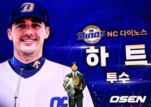 [OSEN=김성락 기자] 골든글러브 투수 부문 수상자인 NC 카일 하트를 대신해 전민수 코치가 대리 수상을 하고 있다. 2024.12.13 / ksl0919@osen.co.kr