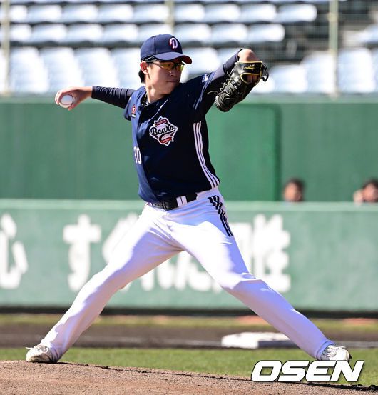 [OSEN=미야자키(일본), 지형준 기자] 두산 베어스가 26일 일본 미야자키 산마린 스타디움에서 일본프로야구 세이부 라이온스와의 구춘대회 첫 경기를 가졌다.두산은 2차 스프링캠프 연습경기 1승 1무 1패를 기록 중이다. 첫 경기 세가사미전 1-8 패배에 이어 세이부 라이온스전 5-4 승리, 요미우리 자이언츠 2군전 0-0 무승부를 거뒀다.1회말 두산 김유성이 역투하고 있다. 2025.02.26 /jpnews@osen.co.kr