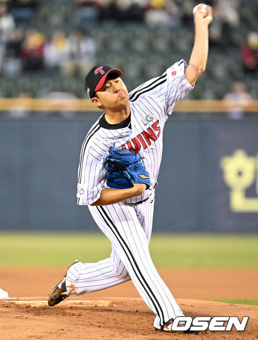 [OSEN=잠실, 이대선 기자] 27일 오후 서울 잠실야구장에서 2025 신한 SOL Bank KBO리그 LG 트윈스와 한화 이글스의 경기가 열렸다.LG는 송승기, 한화는 문동주를 선발 투수로 내세웠다.1회초 무사에서 LG 선발투수 송승기가 역투하고 있다. 2025.03.27 /sunday@osen.co.kr