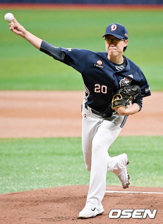 [OSEN=고척, 민경훈 기자] 15일 오후 서울 고척 스카이돔에서 2025 신한 SOL뱅크 KBO 리그 시범경기 키움 히어로즈와 두산 베어스의 경기가 열렸다.KBO리그 10개 구단은 오는 18일까지 시범경기 10경기를 소화한다. 2025시즌 개막전은 오는 22일 개최된다.두산 선발 김유성이 힘차게 공을 뿌리고 있다. 2025.03.15 / rumi@osen.co.kr