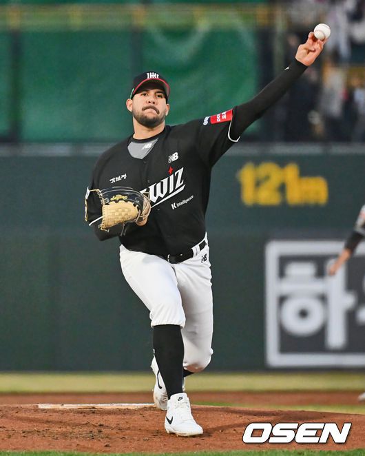 [OSEN=부산, 이석우 기자] 28일 부산 사직야구장에서 2025 신한 SOL 뱅크 KBO 리그 롯데 자이언츠와 KT 위즈의 경기가 열렸다. 홈팀 롯데는 반즈가 선발로 출전하고, 방문팀 KT는 헤이수스가 선발로 출전했다.KT 위즈 선발 투수 헤이수스가 역투하고 있다. 2025.03.28 / foto0307@osen.co.kr