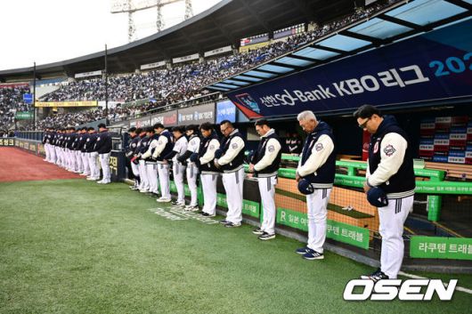 [OSEN=잠실, 조은정 기자]28일 서울 송파구 잠실야구장에서 2025 신한 SOL Bank KBO리그 두산 베어스와 삼성 라이온즈의 경기가 열렸다.이날 홈팀 두산은 콜어빈을, 원정팀 삼성은 후라도를 선발 투수로 내세웠다.경기에 앞서 두산 선수단이 산불 희생자 추모 묵념을 하고 있다. 2025.03.28